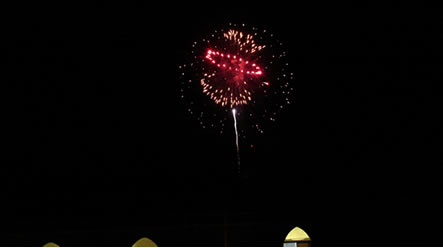 Fuegos artificiales desde el techo de la casa